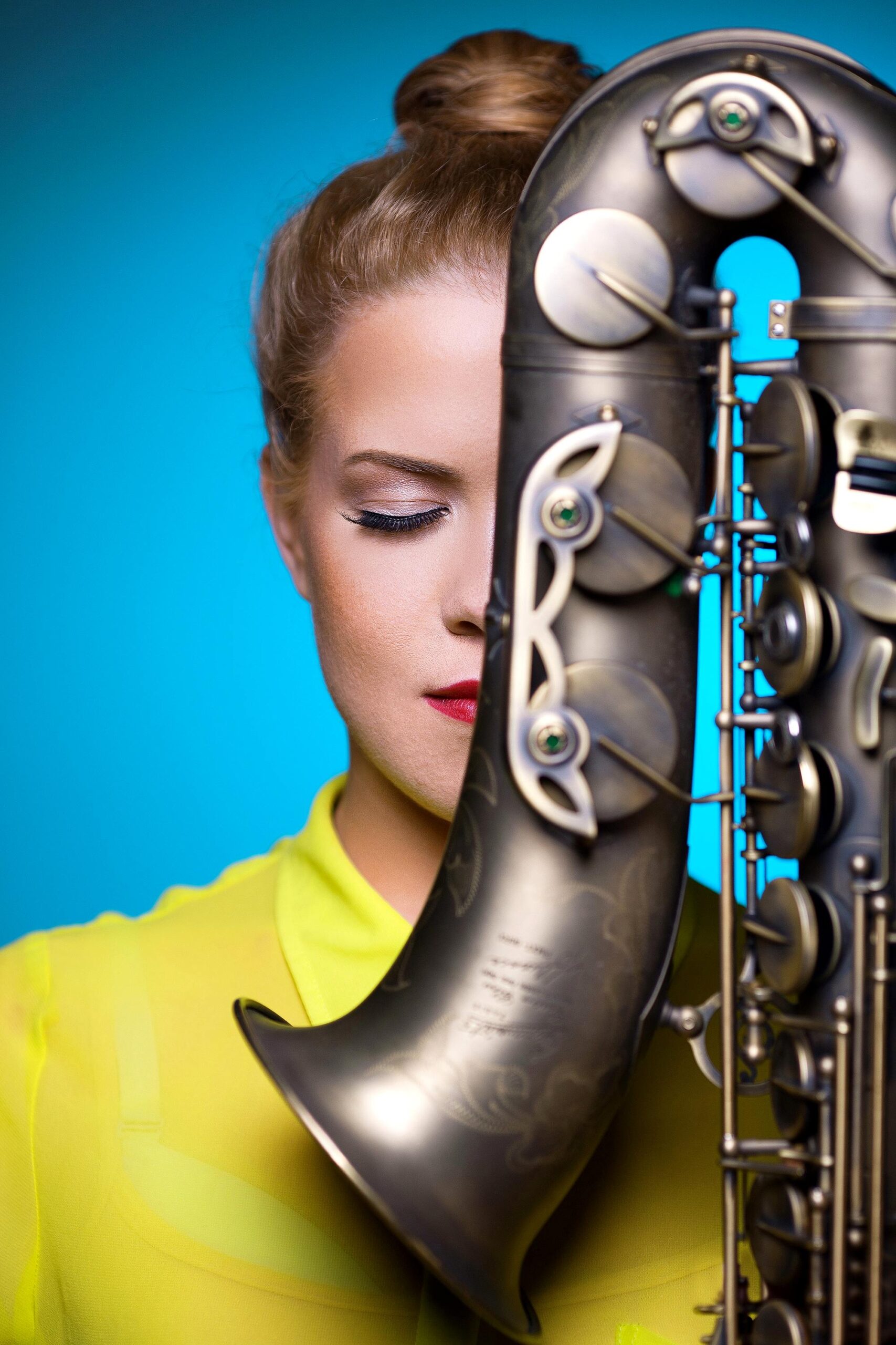 Simona Tut plays Saxophone